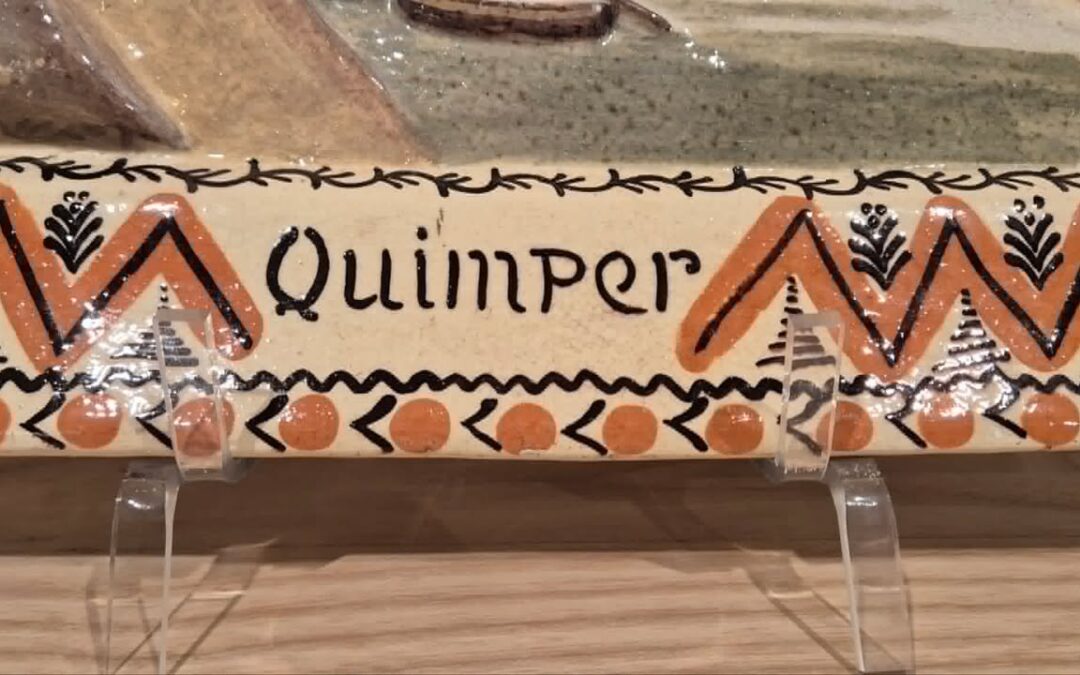 Cree dans les annees 1875-1898, ce grand plat en terre…