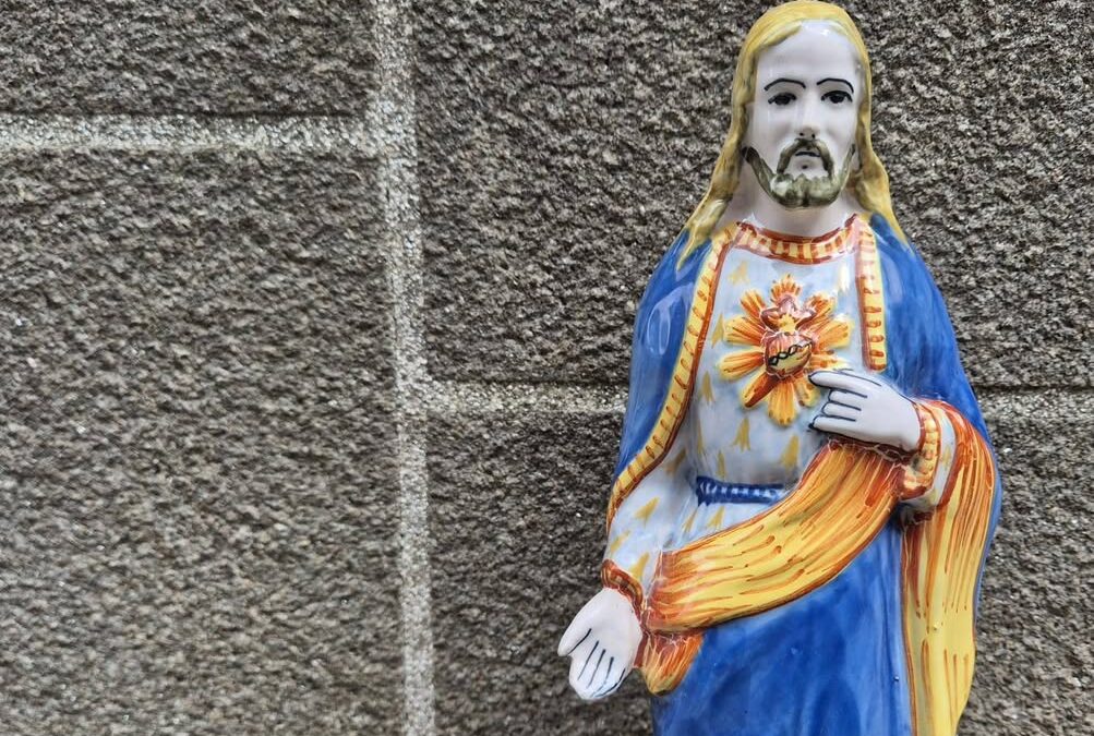 Voici une belle et rare céramique religieuse arrivée il y…